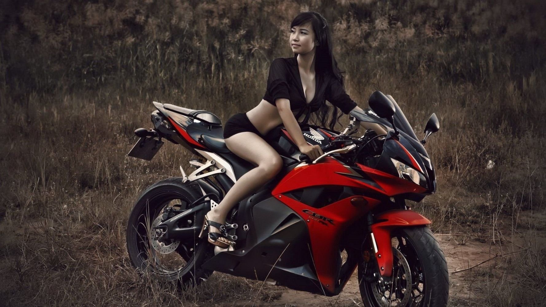 Fitness girls and bikes in Zhangye