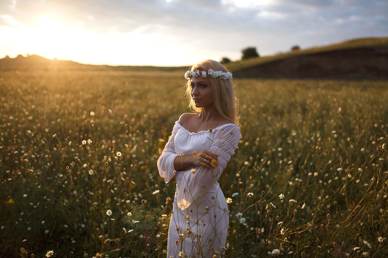 Girls in Slavic costumes in Zhangye