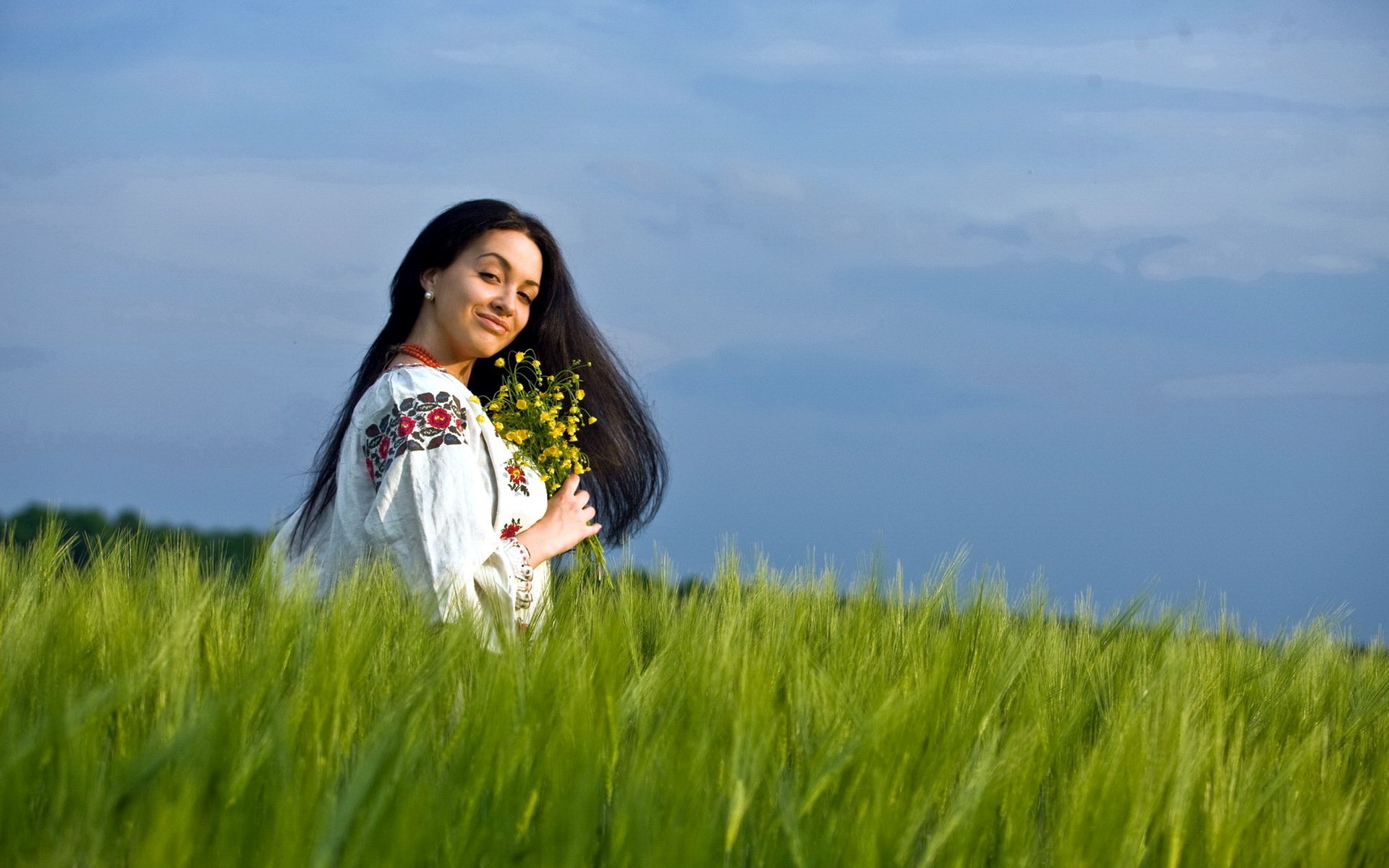 Girls in Slavic costumes in Zhangye