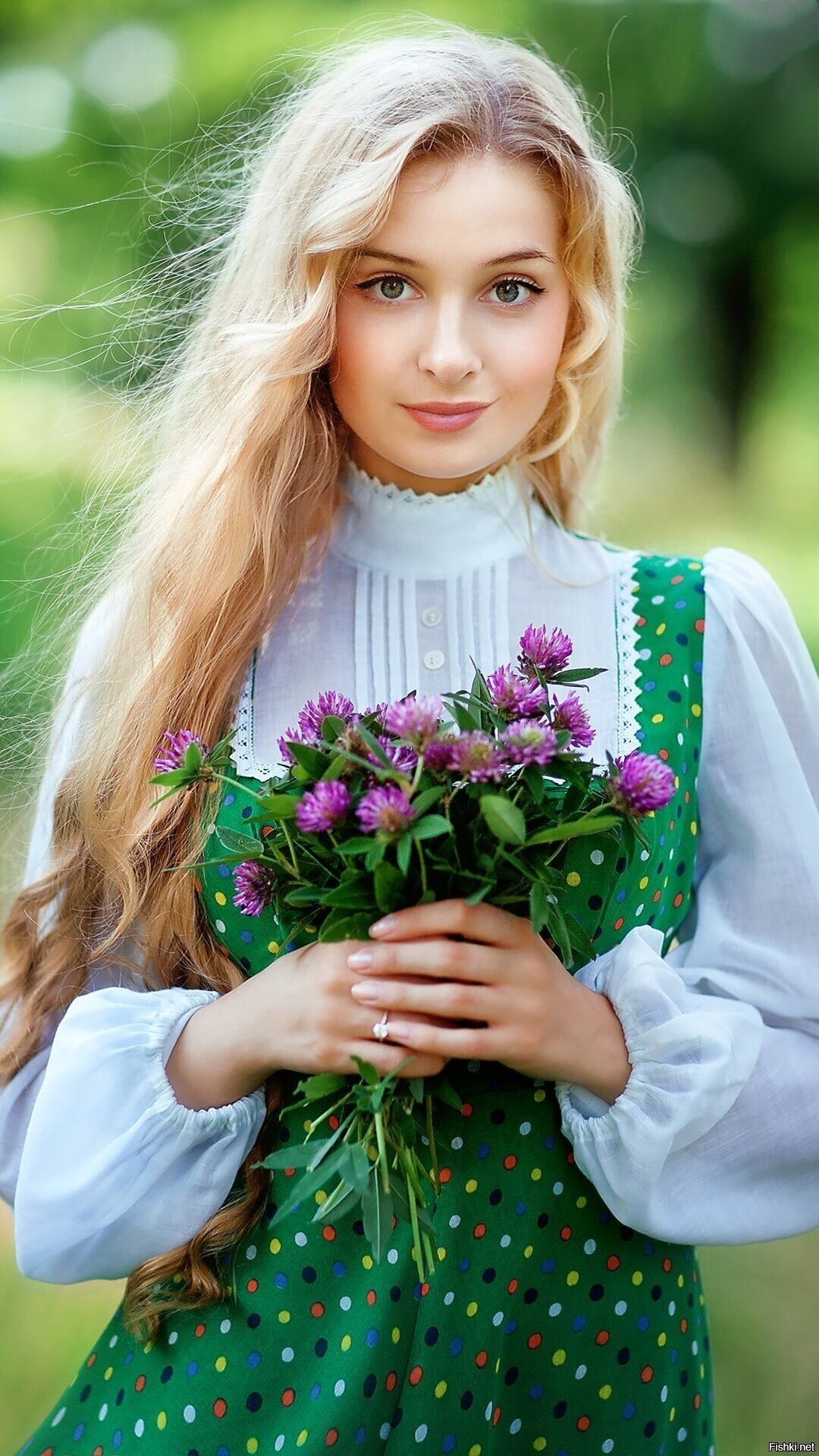 Girls in Slavic costumes in Zhangye